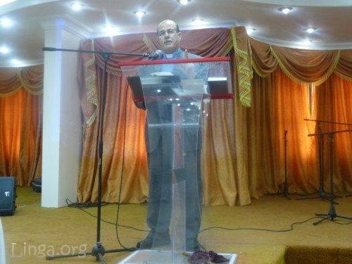 القس الدكتور منير قاقيش في كنيسة غزة المعمدانية