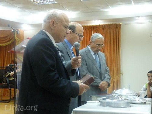 القس الدكتور منير قاقيش في كنيسة غزة المعمدانية
