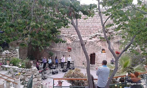 احتفال الكنائس الإنجيلية في القيامة في بستان قبر السيد المسيح