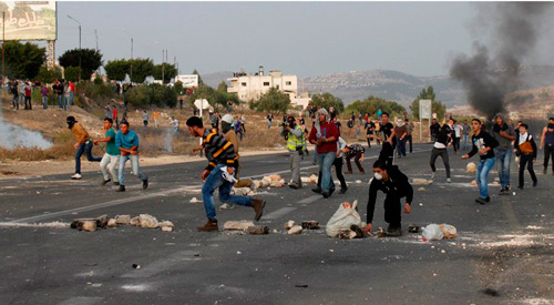 فلسطينيون يلقون الحجارة على الجيش الاسرائيلي
