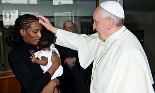 البابا فرانسيس يستقبل السودانية مريم ابراهيم
