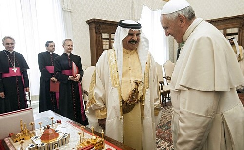 البابا فرنسيس مع ملك البحرين حمد بن عيسى آل خليفة