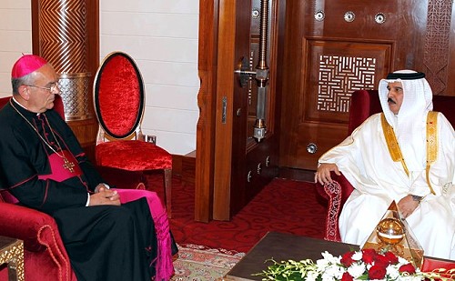 ملك البحرين يعرب عن استعداده لاستقبال 200 عائلة مسيحية عراقية
