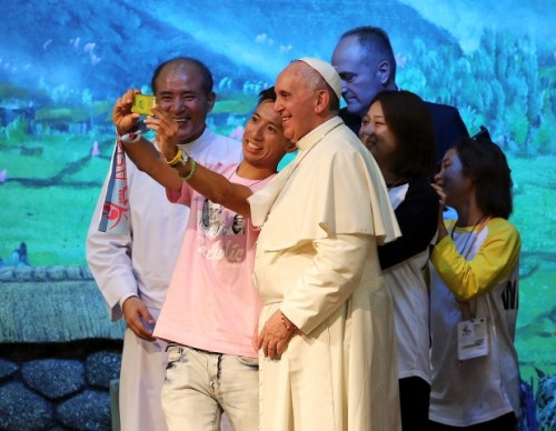 البابا فرنسيس في زيارته الى كوريا الجنوبية