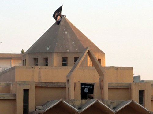 علم داعش فوق كنيسة ارمنية