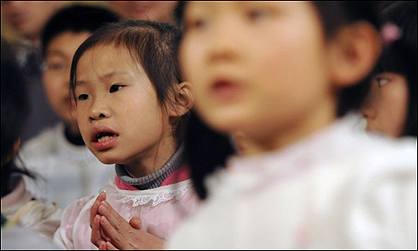 وحتى في الصين التي تعتبر نفسها بلدا علمانيا، يتجمع الكثير من المسيحيين البالغ عددهم 20 مليونا لاحياء قداديس الميلاد