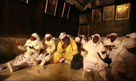 مسيحيون نيجيريون يزورون مغارة "كنيسة المهد" مكان ولادة المسيح