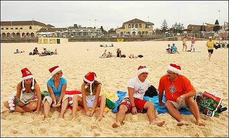 وبينما يرى البعض في عيد الميلاد مناسبة لاحياء ذكرى المسيح، ينتهز البعض الآخر الفرصة للاستجمام مثل هذه الاسرة التي غادرت ويلز قاصدة شاطئ بوندي باستراليا