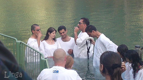 معمودية لكنيسة الاتحاد الانجيلية في نهر الاردن