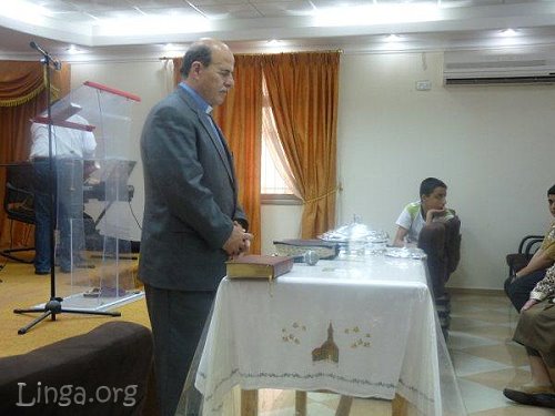 القس الدكتور منير قاقيش في كنيسة غزة المعمدانية