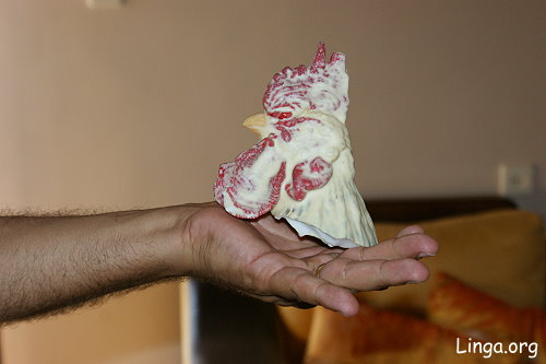 رموز للشعوذه داخل تمثال للقديسة مريم في الناصرة