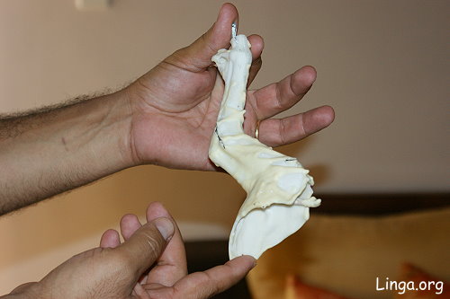 رموز للشعوذه داخل تمثال للقديسة مريم في الناصرة