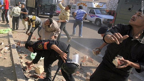 شرطة ومسلمون يرمون حجارة على الاقباط