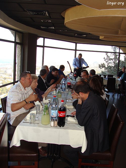 غذاء الخدام العرب واليهود في حيفا