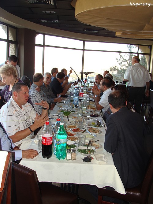 غذاء الخدام العرب واليهود في حيفا