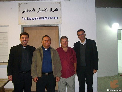 من اليمين: بدر منصور، نادر حاج، القس خالد دله والقس هاني صايغ