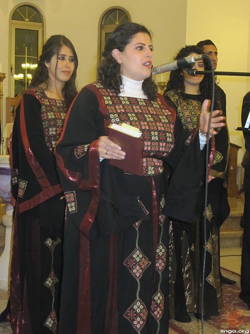 جوقة كلية بيت لحم في الزي الفلسطيني التقليدي