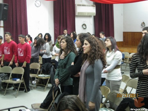 احتفال الطلاب الجامعيين في قاعة المدرسة المعمدانية في الناصرة