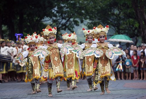 راقصات الباليه يشاركن في مظاهرة ثقافية في ليلة رأس السنة في دنباسار في اندونيسيا