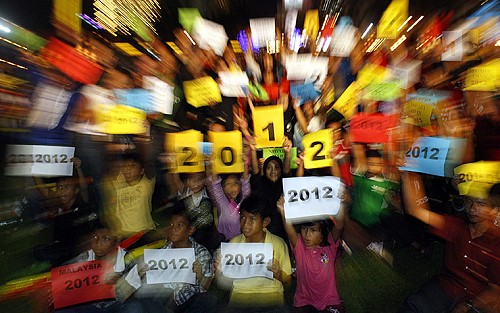 ماليزيون يحملون لافتات خلال احتفال رأس السنة في ساحة الاستقلال في كوالا لمبور