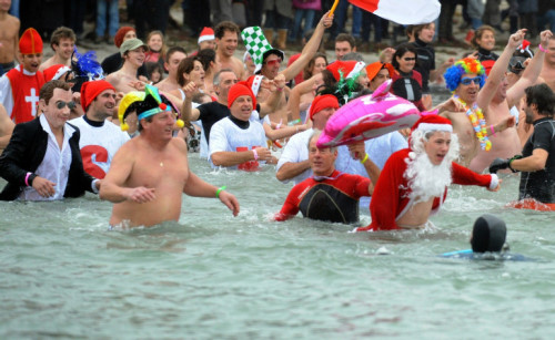 فرنسيون في احتفال تقليدي عشية العام الجديد على شاطئ "كاب ـ كوز" بمقاطعة بريتاني.