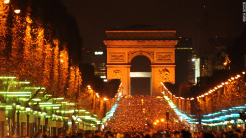 الفرنسيون يحتفلون بقدوم السنة الجديدة في شارع الشانزيليزيه بباريس.