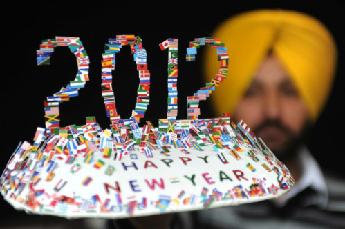 الفنان الهندي هاروندر يسنغ جيل يبني مجسم لرأس السنة عليه أعلام دول العالم.