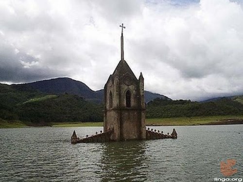 صور لكنيسة تحت الماء في فنزويلا