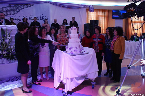 احتفال عيد الام 2012 - تقسيم الكعكة بحضور الخادمات