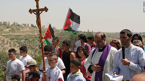 فلسطينيون ممن لم يُسمح بدخولهم القدس للمشاركة في طريق الآلام&lrm;.