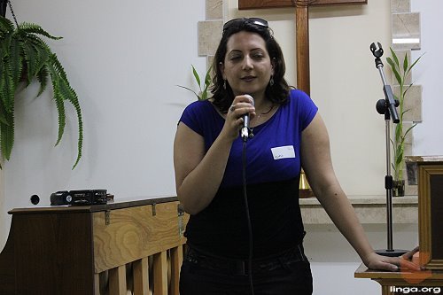 رشا سابا تقدم بعض الفعاليات في بداية البرنامج