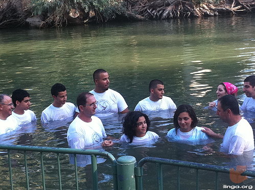 خدمة معمودية بكنيسة الاخوة المحلية