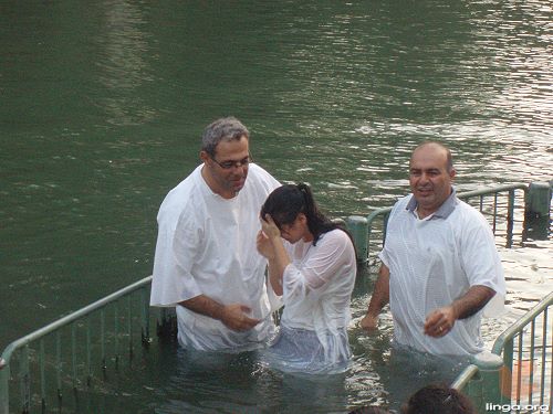 معمودية في كنيسة كفر كنا المعمدانية
