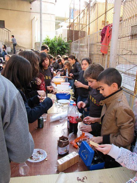 صور للطلاب وهم يبيعون الأغراض لزملائهم لكي يجندوا مبالغ لحملة مساعدة المحتاجين