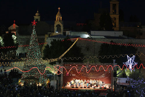 موسيقى من على مسرح في ساحة المهد عشية عيد الميلاد المجيد