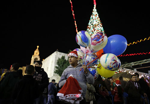 بائع بالونات فلسطيني في ساحة المهد عشية الميلاد 