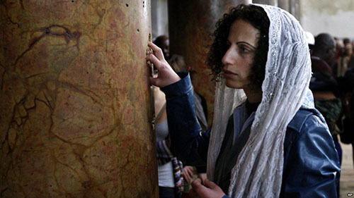 آلاف الحجاج تدفقوا على كنيسة المهد في مدينة بيت لحم في الضفة الغربية، حيث يعتقد أن المسيح ولد.