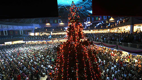 في إندونيسيا ذات الأغلبية المسلمة احتفل المسيحيون بالكريسماس بإضاءة شجرة عيد الميلاد وأداء قداس كبير في سورابايا