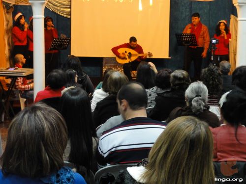 بيير طنوس يشارك بالعزف على العود مع جوقة الكنيسة