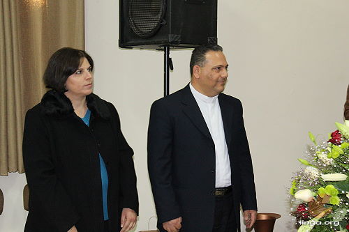 القس خالد دله وزوجته عبير اثناء تلقي التكريم