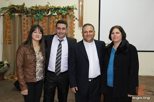 القس خالد وزوجته عبير من الجهة اليمنى والاخ حنا عيد وزوجته لينا من اليسار