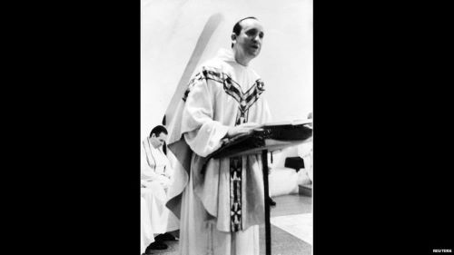 اصبح اسقفا عام 1992، رئيس اساقفة بوينس آيرس عام 1998، عاش في شقة بسيطة بالقرب من الكاتدرائية.