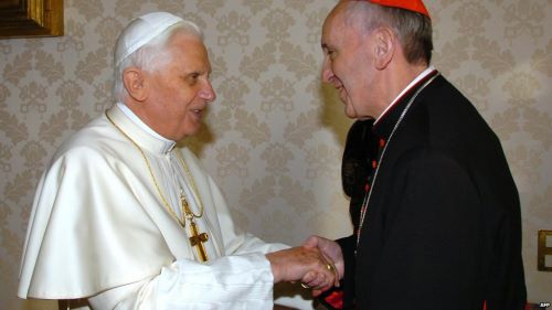 صورة للبابا فرنسيس الاول مع البابا المستقيل بنديكوتس السادس عشر.