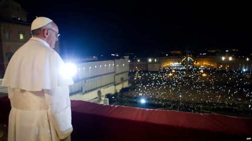 البابا فرنسيس الاول يطل من الشرفة على الحشود الغفيرة في ساحة القديس بطرس مساء امس الاربعاء عندما اعلنوا عنه البابا المنتخب.