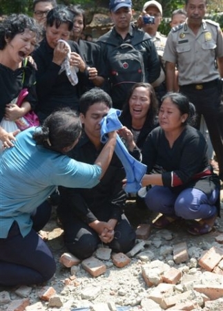 مسيحيون يبكون في اندونيسيا، لقد دمروا كنيستنا