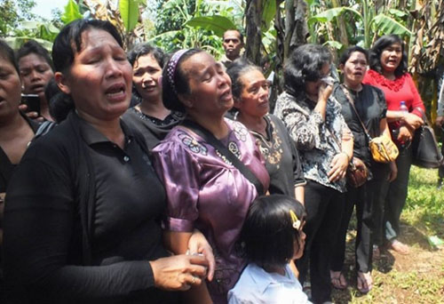 مسيحيون يبكون في اندونيسيا، لقد دمروا كنيستنا