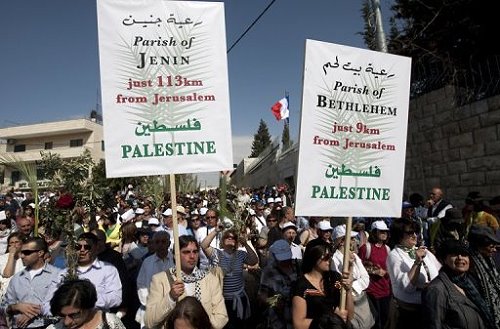رعايا الضفة الغربية يشاركون بالمسيرة في احد الشعانين