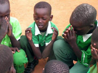 اطفال سودانيون يصلون