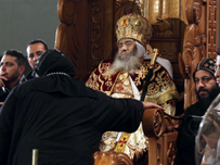 البابا شنودة أُلبس كامل هيئته الكهنوتية في كاتدرائية القديس مرقس بالقاهرة