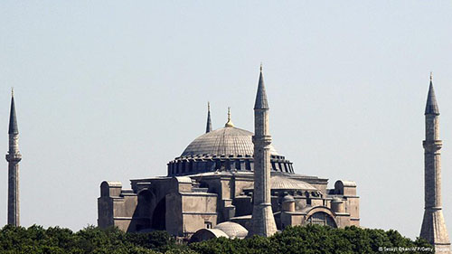 متحف آيا صوفيا في اسطنبول كان في البداية كنيسة قبل أن يتحول إلى مسجد ثم إلى متحف.